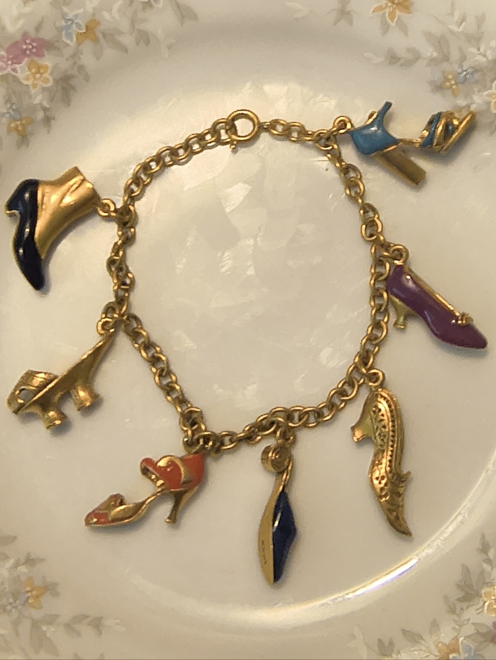 Vintage Metropolitan Museum Of Art Seven Shoes Charm Bracelet Gold Plate
